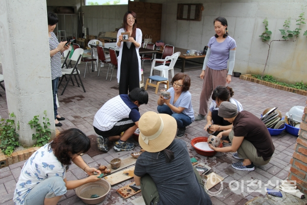 2018이천도자기축제에서 라쿠소성체험을 진행중인 관광객들