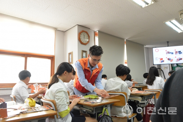 SK하이닉스 구성원들이 이천 송정중학교를 방문하여 과학기술 체험교육과 학생들의 이공계 진로상담을 하고 있다.