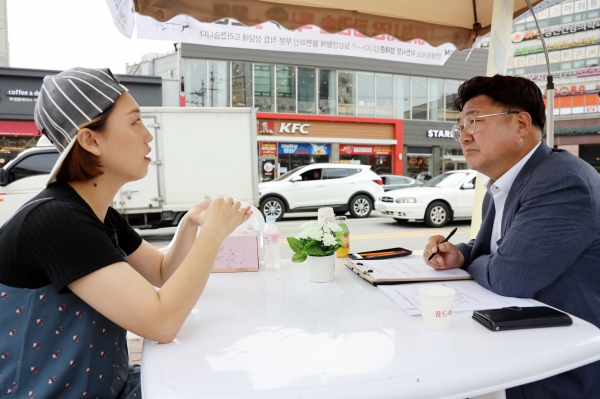 이천시장 파라솔 톡!’은 일반시민들의 생생한 현장목소리를 청취하기 위해 시장이 직접 나가 시민의 의견을 수렴하여 시정에 반영하고자 기획되었다.