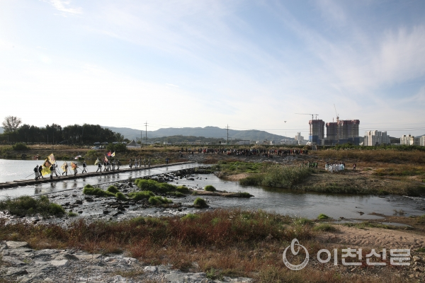 구만리뜰에서 펼쳐진 2017 장위공 서희문화제 이섭대천 퍼포먼스