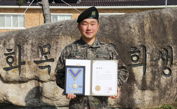 지난 10년간 10회 이상의 헌혈을 해온 육군 7공병여단 조수현 중사가 명예장을 들어보이고 있다.